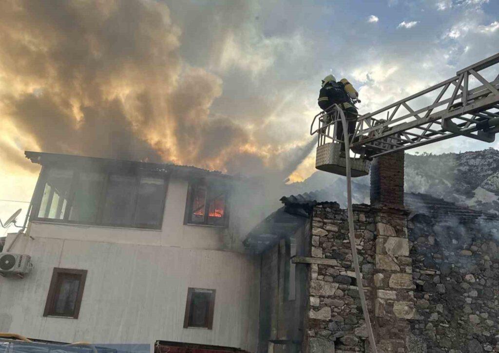 Muğla Büyükşehi̇r İtfai̇yesi̇ Bayram Tati̇li̇nde 121 Olaya Müdahale Etti̇