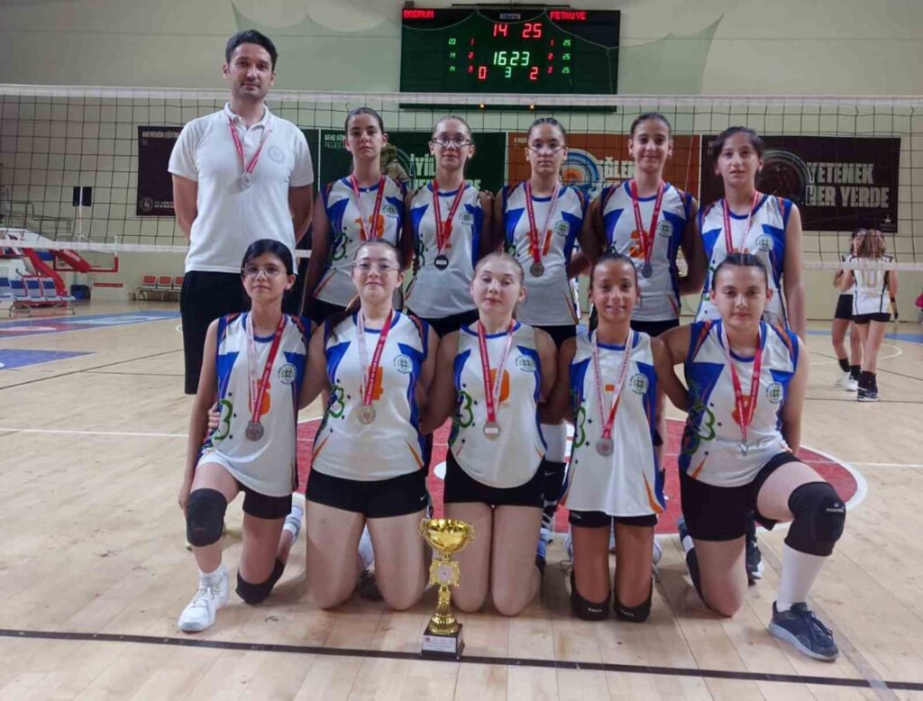 Muğla Büyükşehi̇ri̇n Voleybol Takımlarından Çi̇fte Başarı