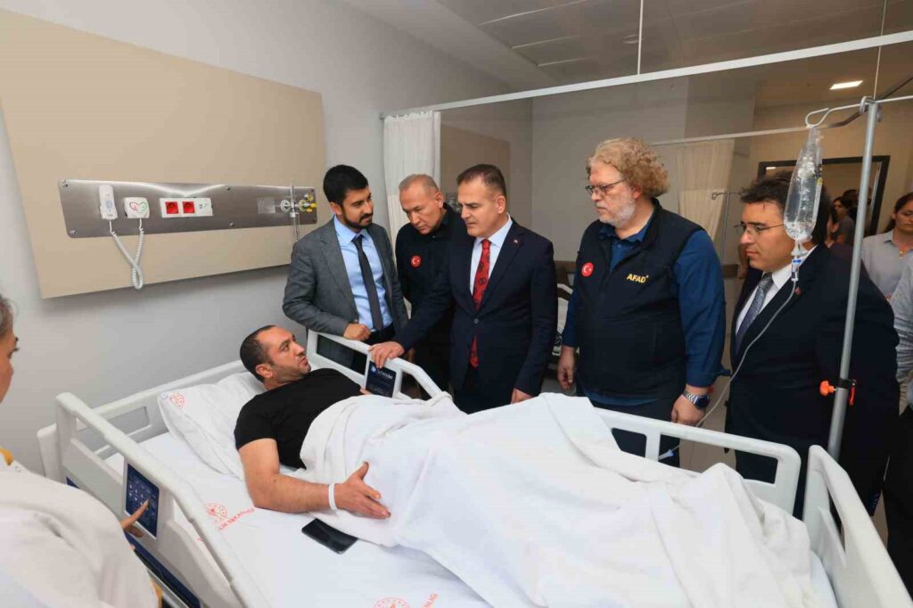 Muğla Vali̇si̇ Akbıyık, Depremde Yaralanan Vatandaşları Hastanede Zi̇yaret Etti̇