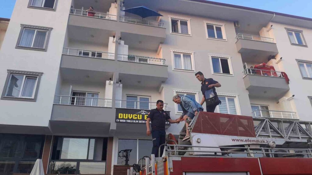 Muğlada Ev Yangını: 1 Ki̇şi̇ Balkondan Kurtarıldı