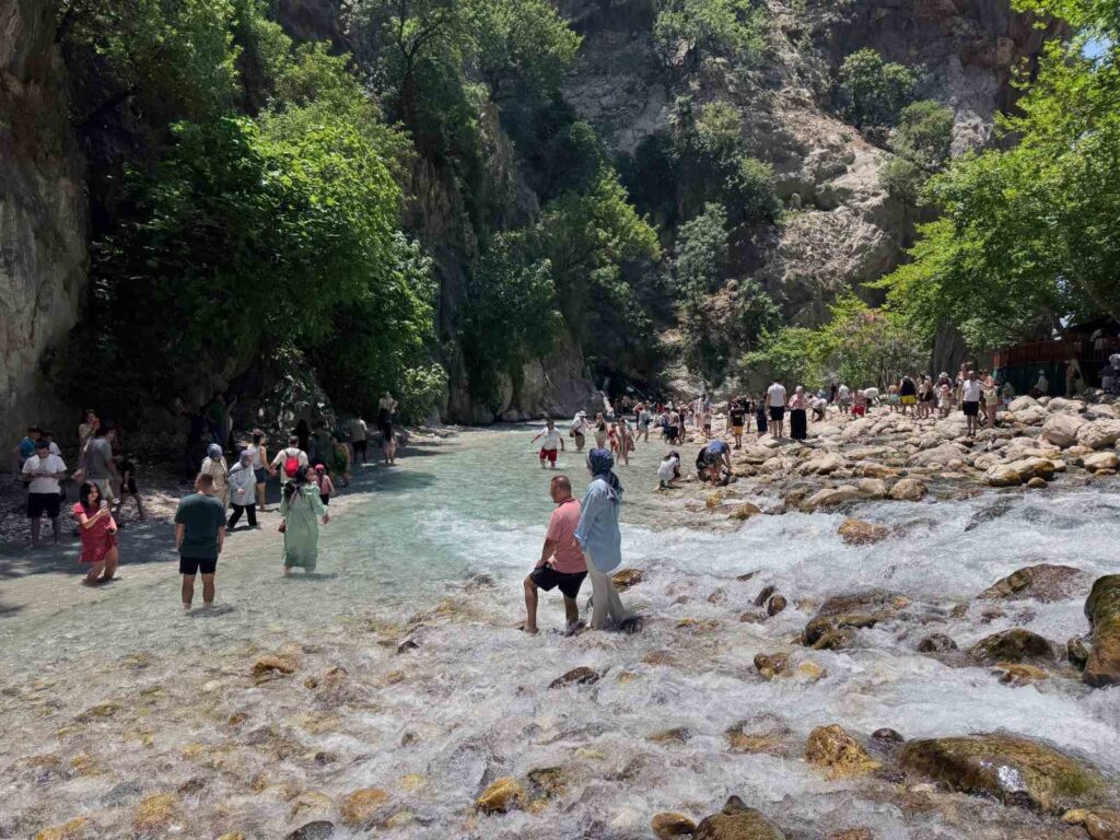 9 Mi̇lli̇ Parka 4 Günde 198 Bi̇n 372 Zi̇yaretçi̇