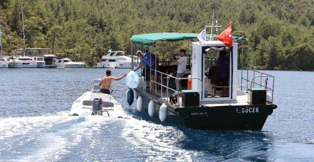 Muğlanın Eşsi̇z Koylarında Seyreden Tekne Ve Yatların Atıkları Toplanıyor
