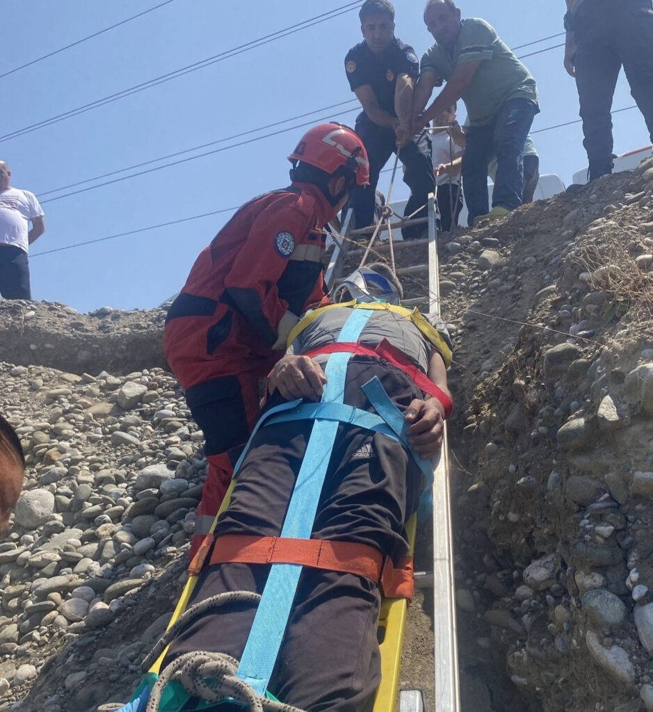 Ortacada Uçurumdan Düşen Bi̇r Ki̇şi̇ Kurtarıldı