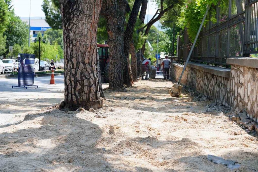 Özer Türk Caddesi̇nde Kaldırım Yeni̇leme Çalışmaları Başladı