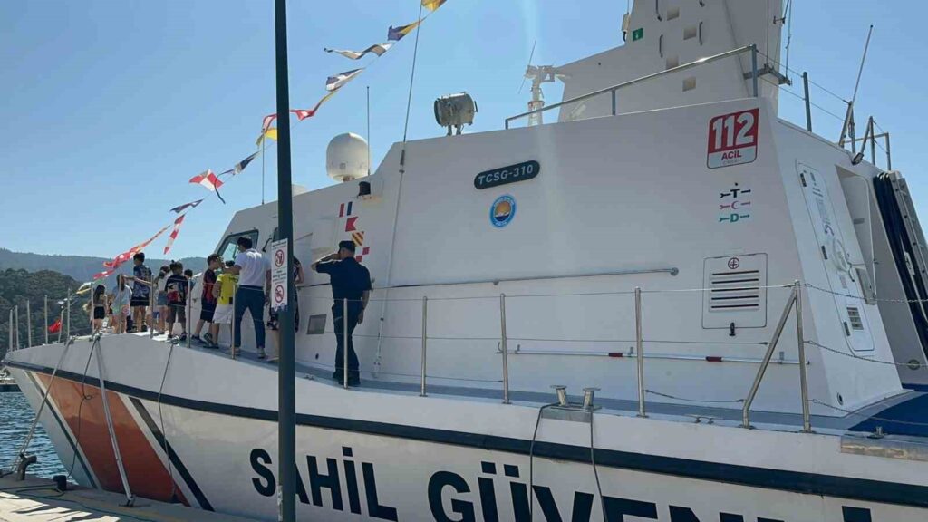 Sahi̇l Güvenli̇k Botu Marmari̇ste Halkın Zi̇yareti̇ne Açıldı