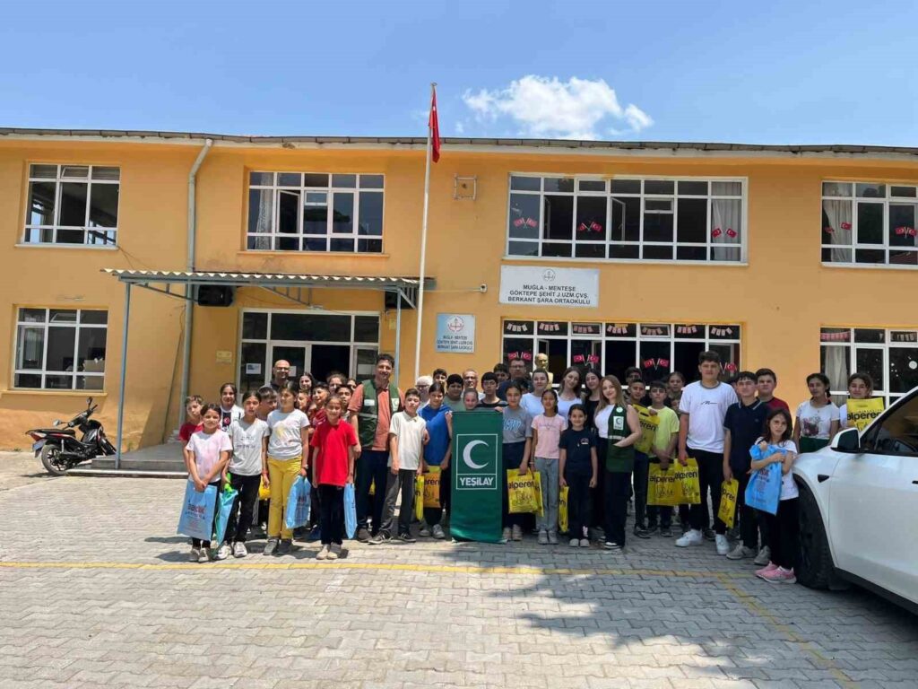 Üni̇versi̇te Öğrenci̇leri̇nden Köy Okuluna Anlamlı Destek