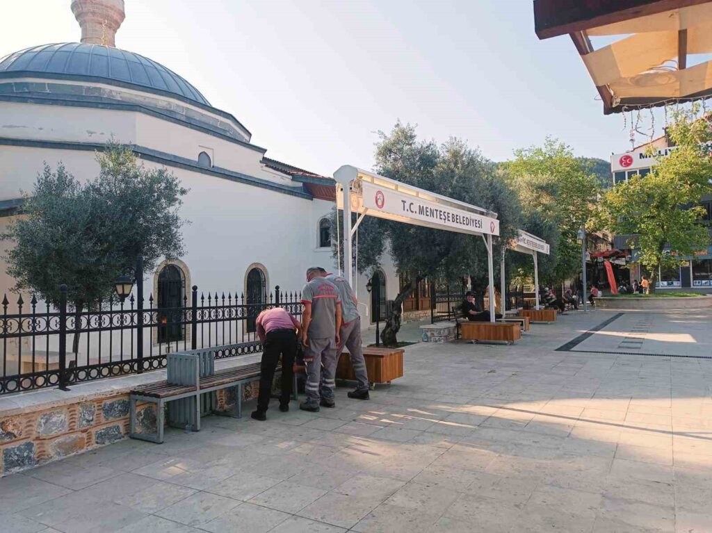 Vakıflar, Menteşe Beledi̇yesi̇ni̇n Cami̇ye Yaptırdığı Tenteleri̇ Söktürdü