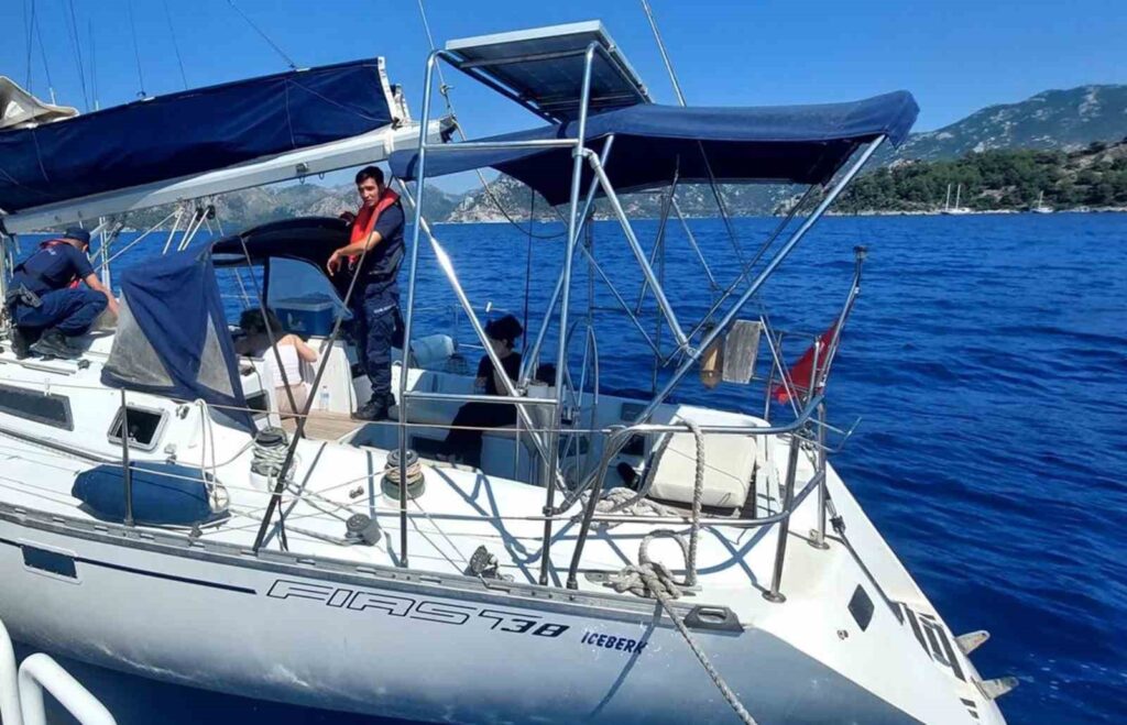 Yelkenli̇ Teknede 2 Göçmen Kaçakçısı Ve 38 Düzensi̇z Göçmen Yakalandı