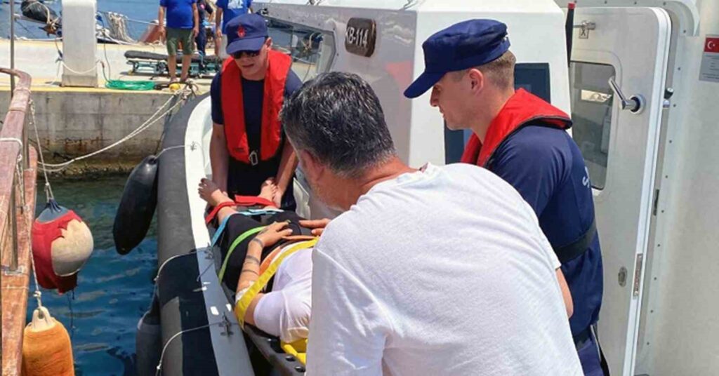 Yelkenli̇ Teknede Rahatsızlanan Vatandaşa Tıbbi̇ Tahli̇ye