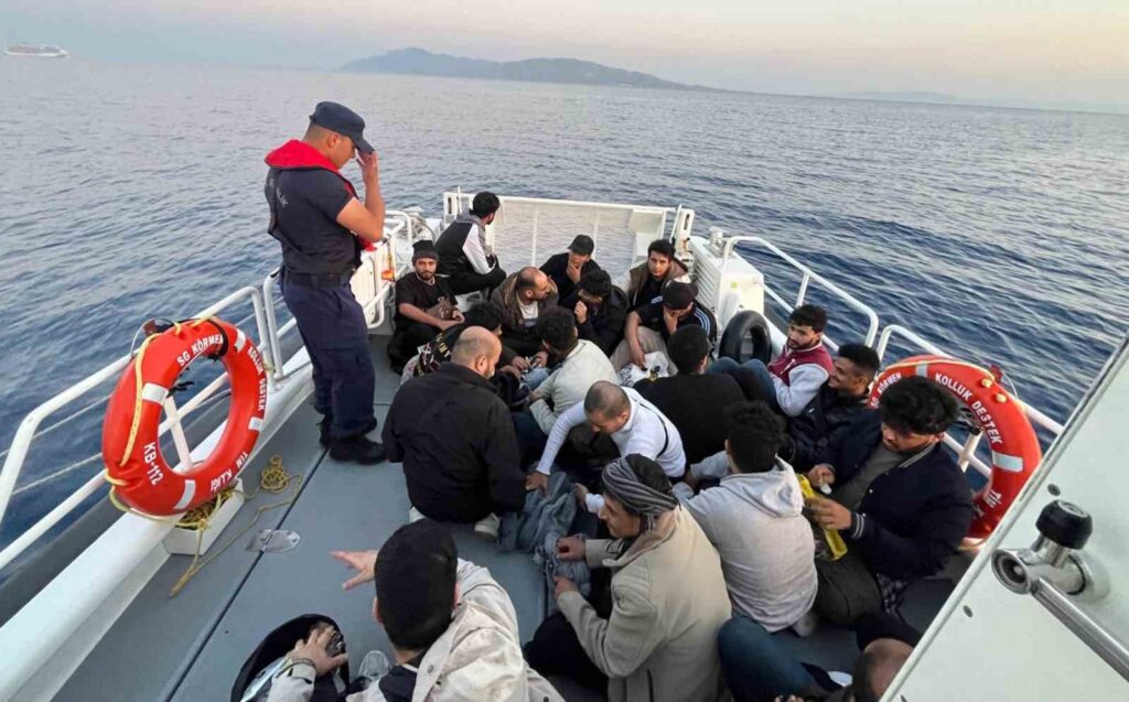 Yunani̇stan Düzensi̇z Göçmenleri̇ Lasti̇k Bota Bi̇ndi̇rerek Ölüme İtti̇