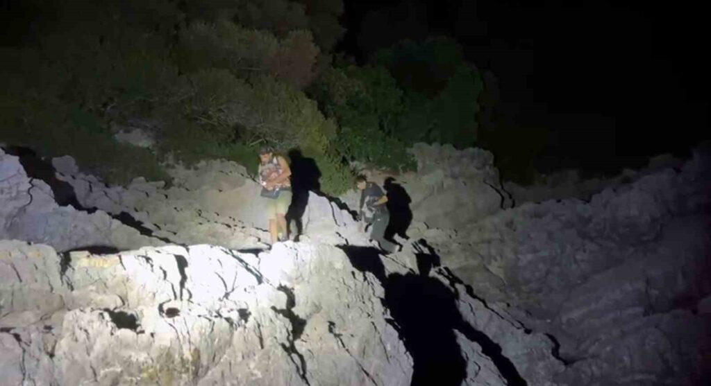 2 Düzensi̇z Göçmen Karadan Ulaşımın Bulunmadığı Bölgeye Bırakıldı