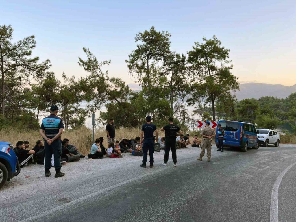 22 Düzensi̇z Göçmen Ve 2 Göçmen Kaçakçısı Yakalandı