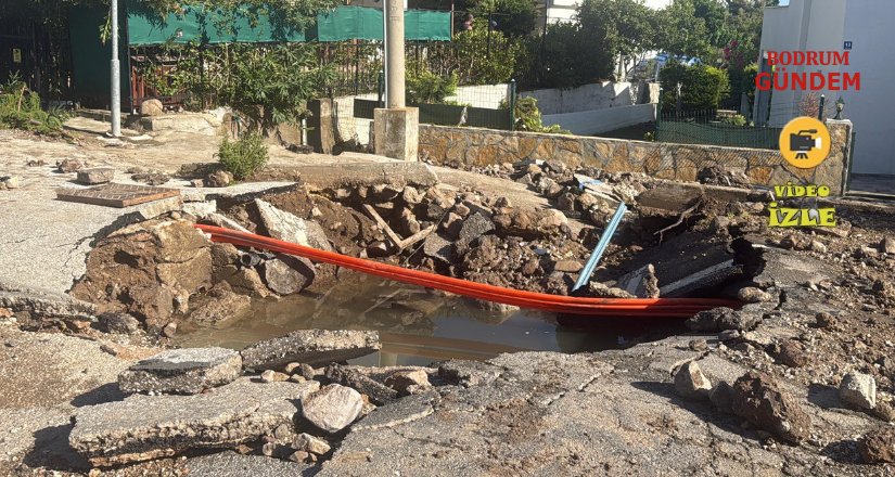 Bodrum’da ana su isale hattı patladı, yol çöktü