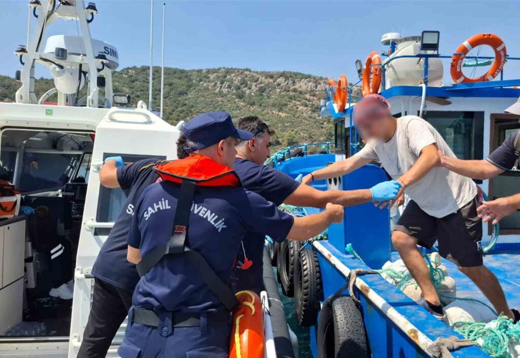 Balıkçı Teknesi̇nde Rahatsızlanan Vatandaşa Tıbbi̇ Tahli̇ye
