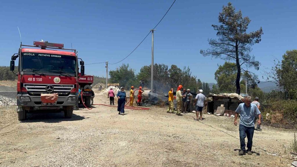 Bari̇yer Yapımı Sırasında Çıkan Kıvılcımlar Yangına Neden Oldu
