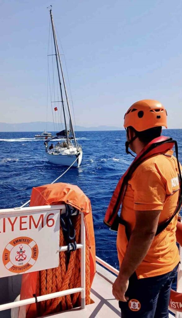 Bodrum Karaada’da sürüklenen tekne kurtarıldı
