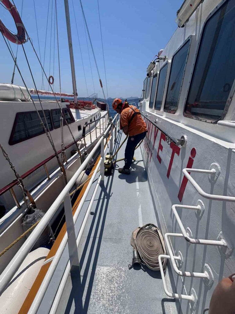 Bodrum’da su alan tekneye KIYEM ekipleri müdahale etti