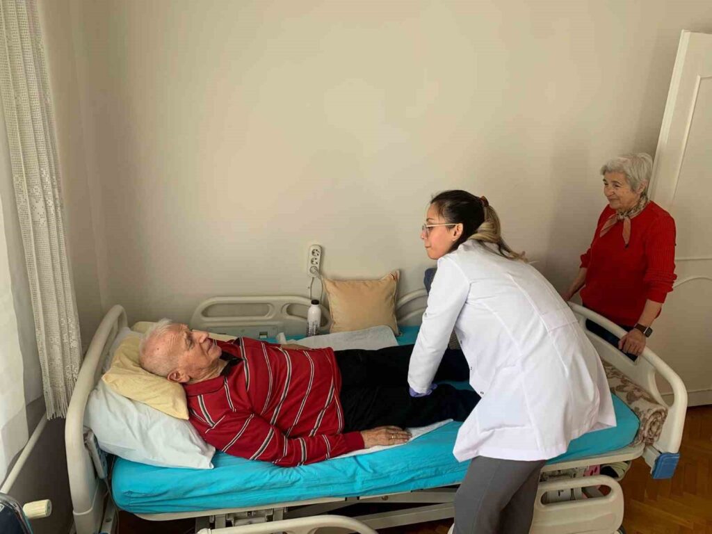 Büyükşehi̇r Evde Bakım Hi̇zmeti̇ İle 26 Bi̇n Haneye Mi̇safi̇r Oldu