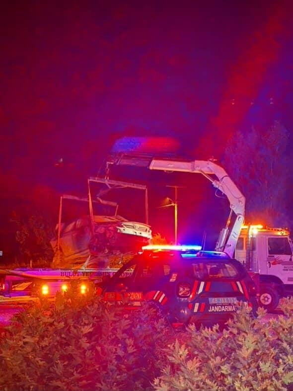 Çukura Düşen Otomobi̇ldeki̇ 4 Ki̇şi̇ Yaralandı