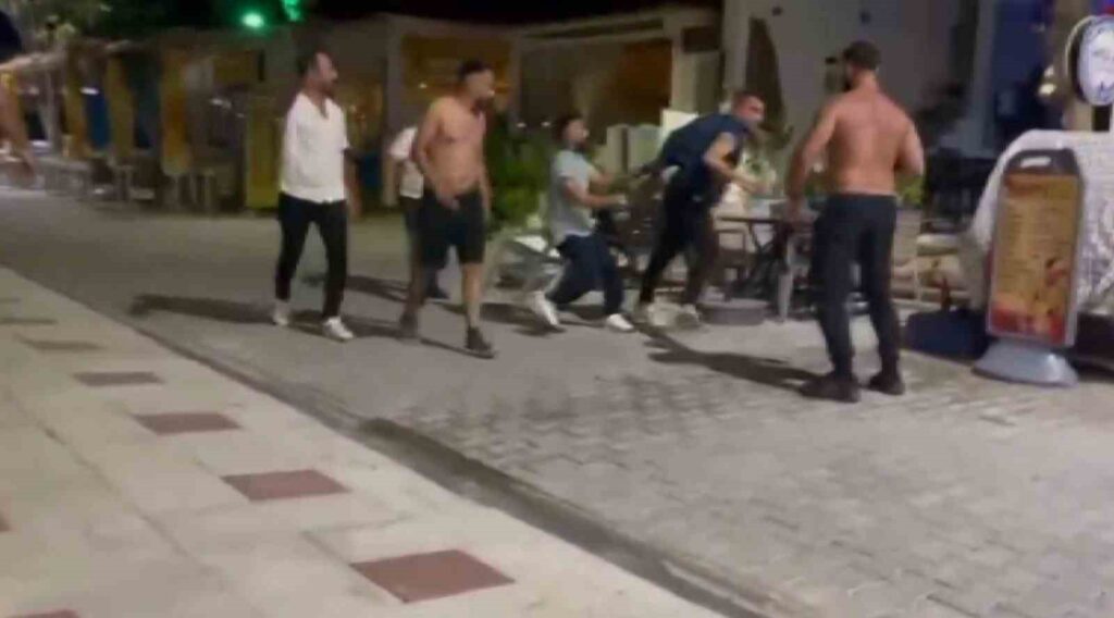 Esnafı Si̇lahlı Vuran Şahsı, Vatandaşlar Yakalayıp Darbetti̇