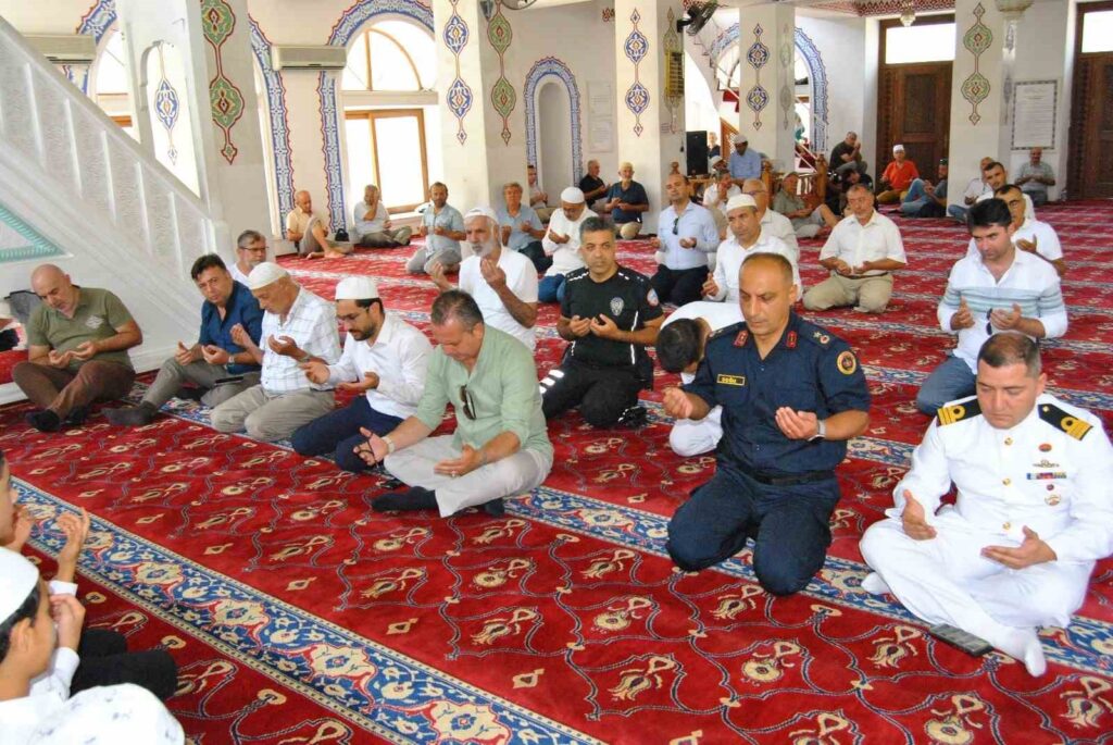 Fethi̇yede 15 Temmuz Şehi̇tleri̇ İçi̇n Mevli̇d Programı Düzenlendi̇