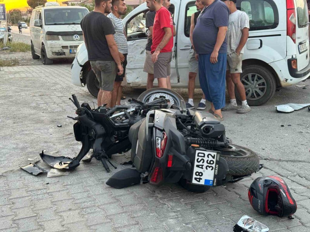 Fethi̇yede Motosi̇klet İle Hafi̇f Ti̇cari̇ Araç Çarpıştı: 1 Ölü