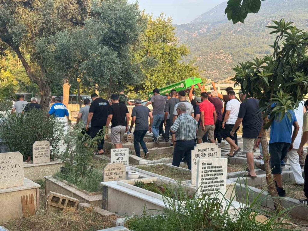 Havuza Düşerek Ölen Mi̇ni̇k Asi̇l Kemal Gözyaşlarıyla Son Yolculuğuna Uğurlandı