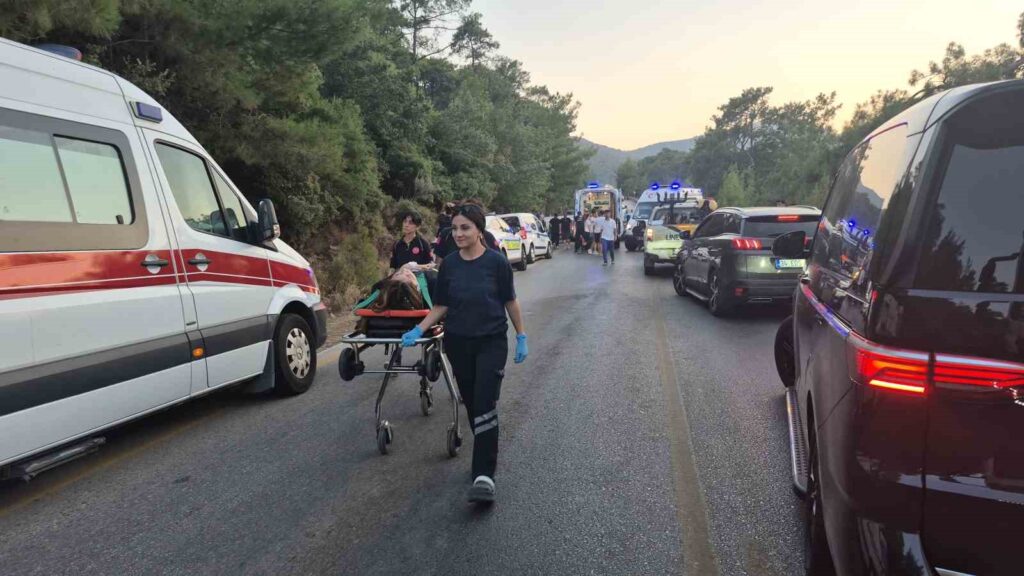 Kamyonetle Otomobi̇l Kafa Kafaya Çarpıştı: 4 Yaralı