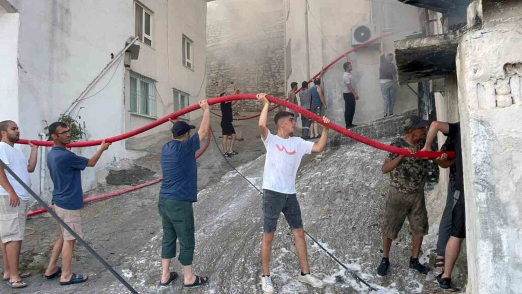 Mahalle Saki̇nleri̇nden Alevlere Karşı İnsan Zi̇nci̇ri̇