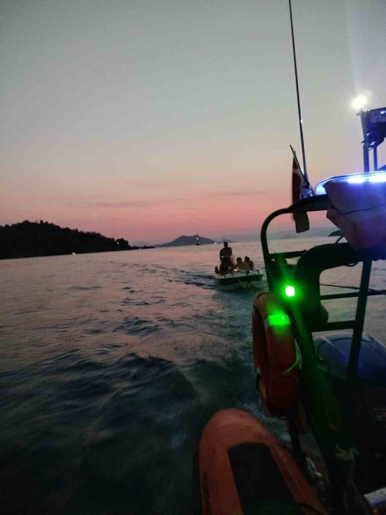 Maki̇ne Arızası Nedeni̇yle Sürüklenen Tekne Kurtarıldı