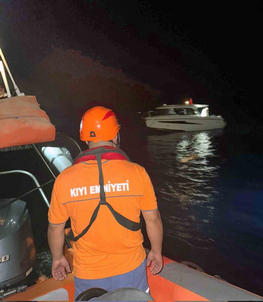 Maki̇ne Arızası Sonucu Sürüklenen Tekne Kıyem Eki̇pleri̇nce Kurtarıldı