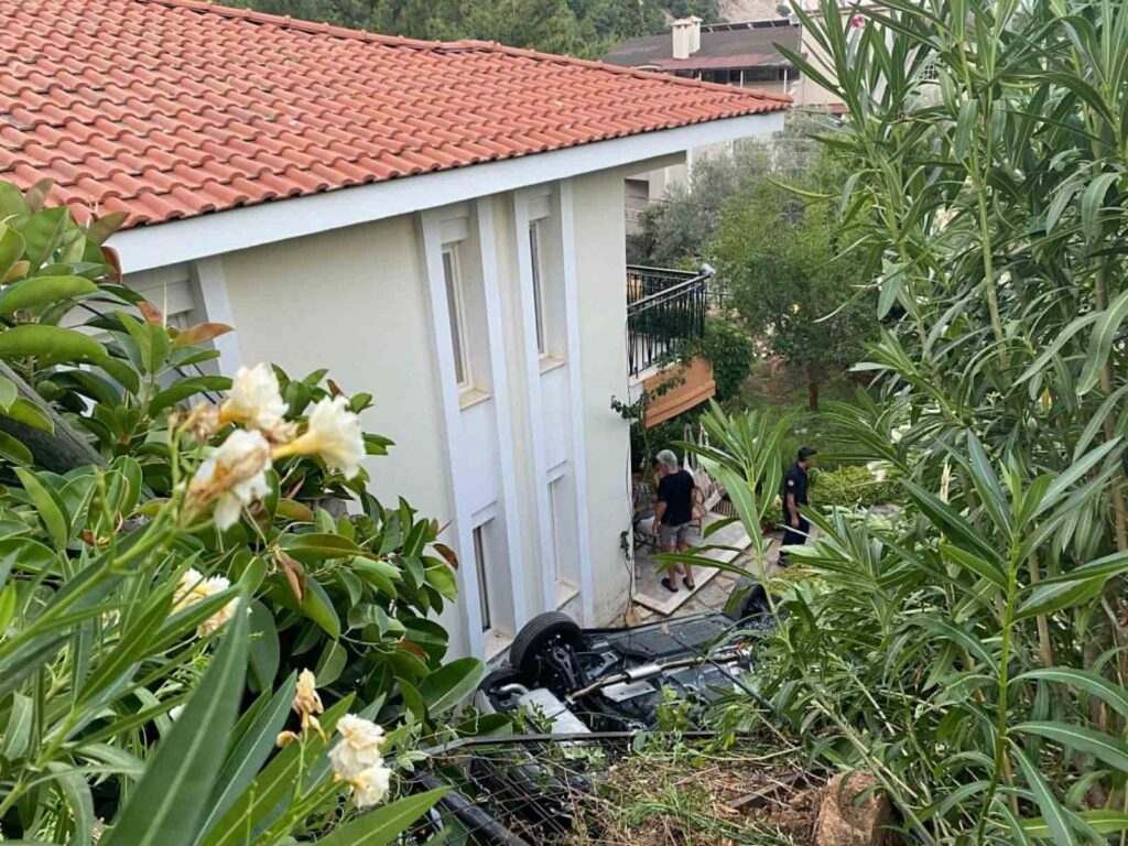 Otomobi̇l Evi̇n Bahçesi̇ne Uçtu 1 Ölü, 4 Yaralı