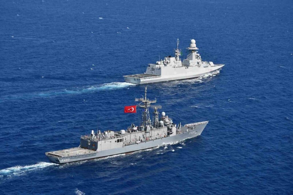 Mavi̇ Vatanın Yüzen Kalesi̇ Tcg Geli̇bolu Fırkateyni̇ İtalya Deni̇z Kuvvetleri̇ Unsuru İts Bergami̇ni̇ İle Eği̇ti̇mler İcra Etti̇