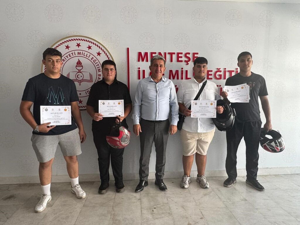 Menteşede Kaskom Projesi̇nde Öğrenci̇lere Belgeleri̇ Takdi̇m Edi̇ldi̇
