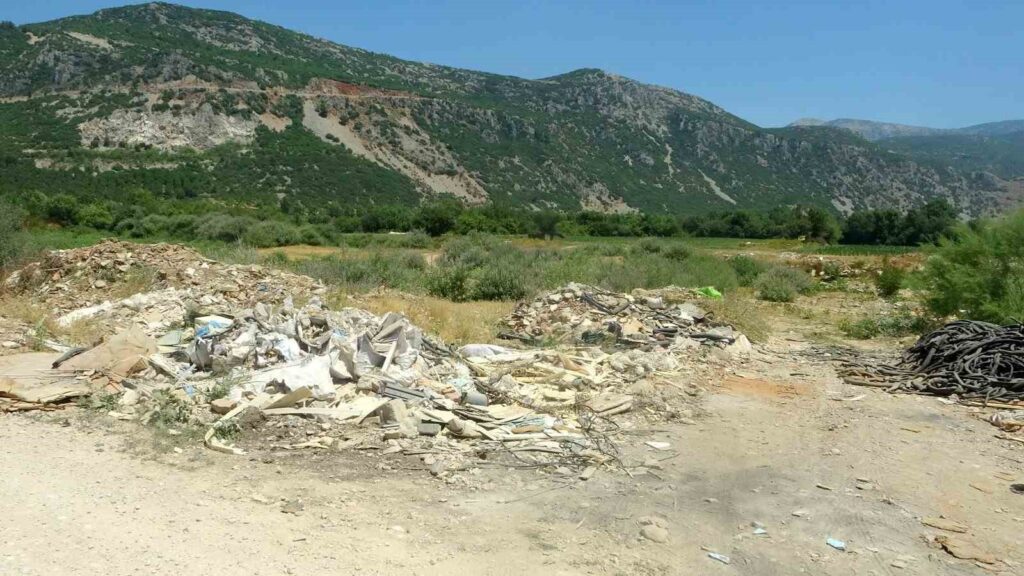 Moloz Yığınları Karabağlar Yaylasını Tehdi̇t Edi̇yor