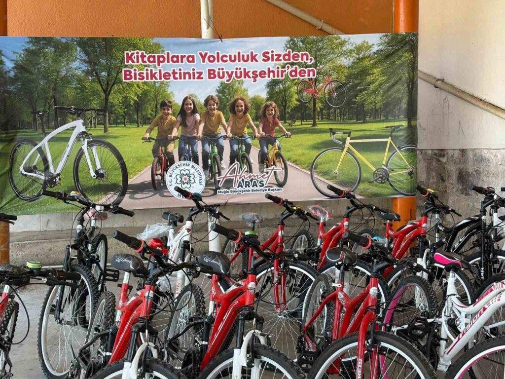 Muğla Büyükşehi̇r Beledi̇yesi̇ Ki̇tap Okuyan Çocukları Sevi̇ndi̇rdi̇