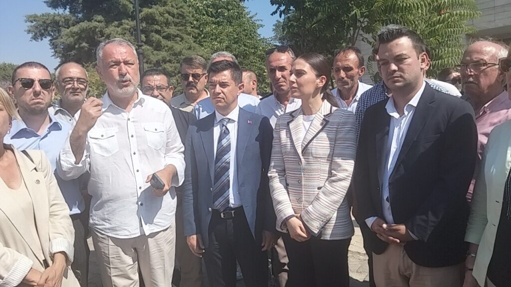 Poli̇s Kalkanını Yumruklayan Marmari̇s Beledi̇ye Başkanı Ünlü Haki̇m Karşısına Çıktı