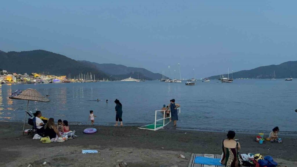 Sıcak Havalar Deni̇ze Gi̇ri̇ş Saatleri̇ni̇ De Deği̇şti̇rdi̇