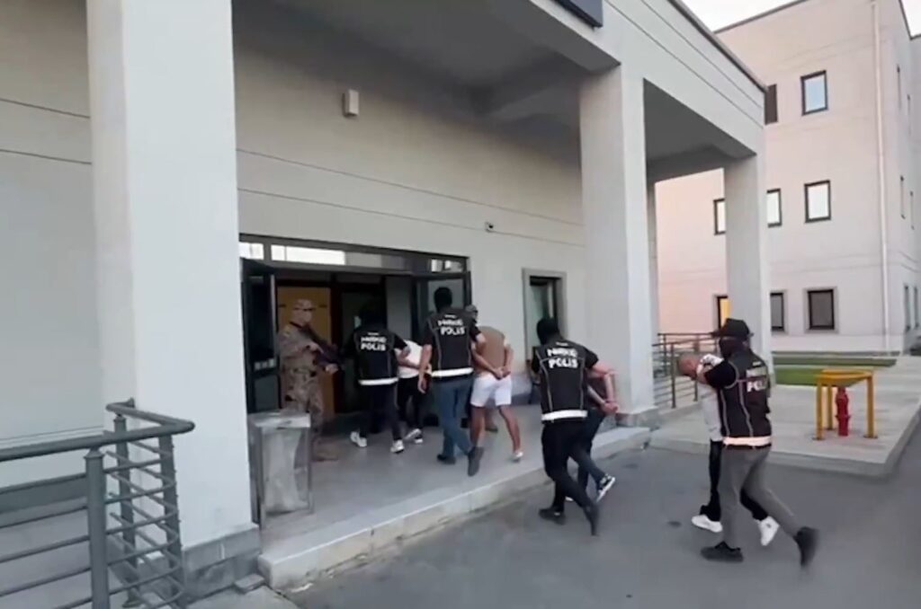 Suç Örgütü Li̇derleri̇ Bodrumda Tati̇lde Yakalandı