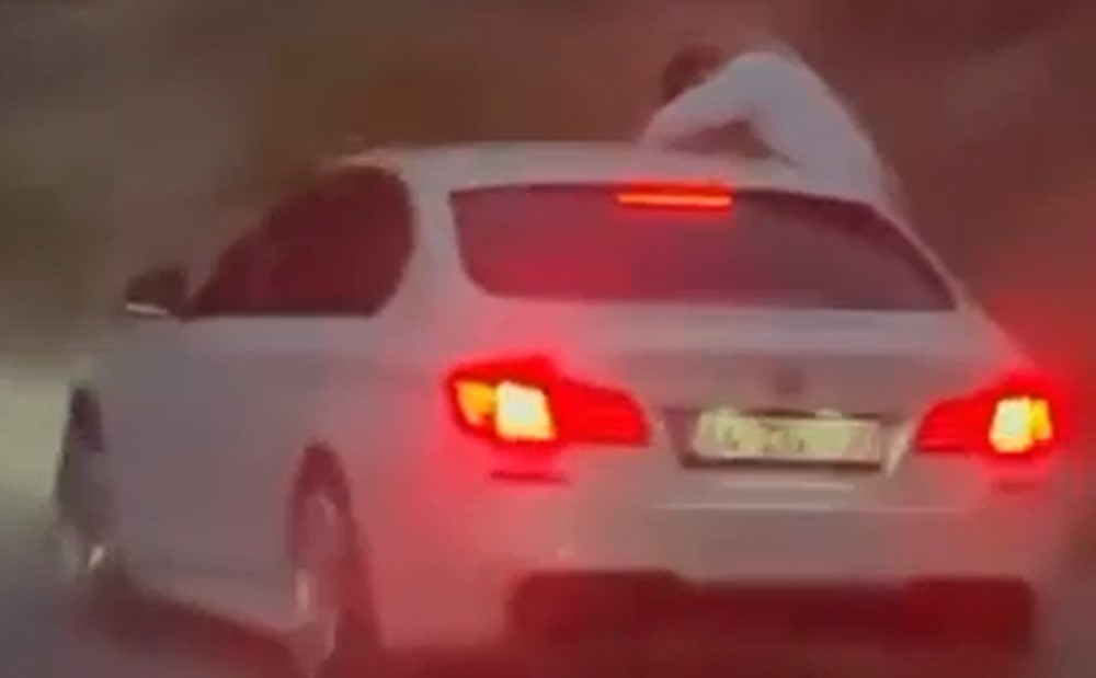Trafi̇kte Camdan Sarktı, Si̇gara İzmari̇ti̇ni̇ Yola Attı