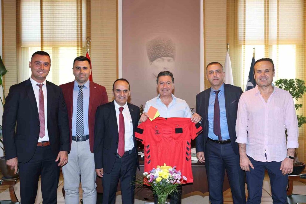 Türki̇ye Faal Futbol Hakemleri̇ Ve Gözlemci̇leri̇ Derneği̇nden Başkan Arasa Zi̇yaret