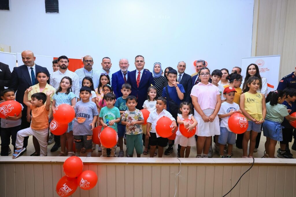 Vali̇ Akbıyık, Koruyucu Ai̇le Gününde Yatağanda Ai̇lelerle Buluştu