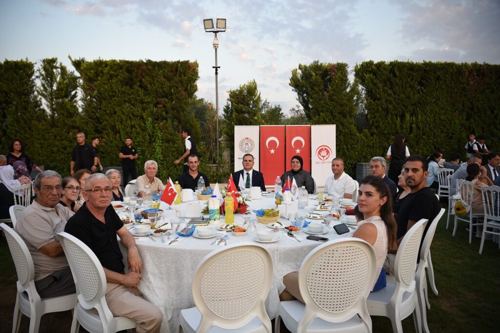 Vali̇ Akbıyık, Şehi̇t Yakınları Ve Gazi̇lerle Bi̇r Araya Geldi̇