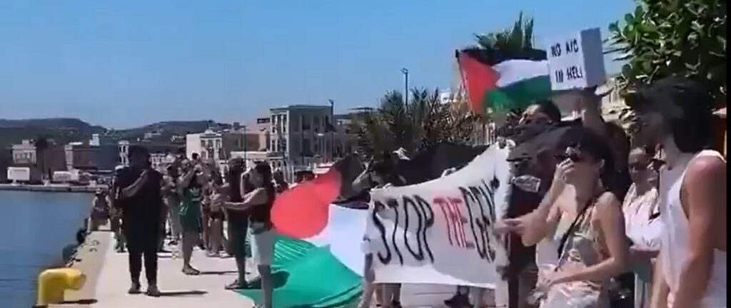 Yunanistan’ın Siroz Adasında İsrailli Turistlere Protesto