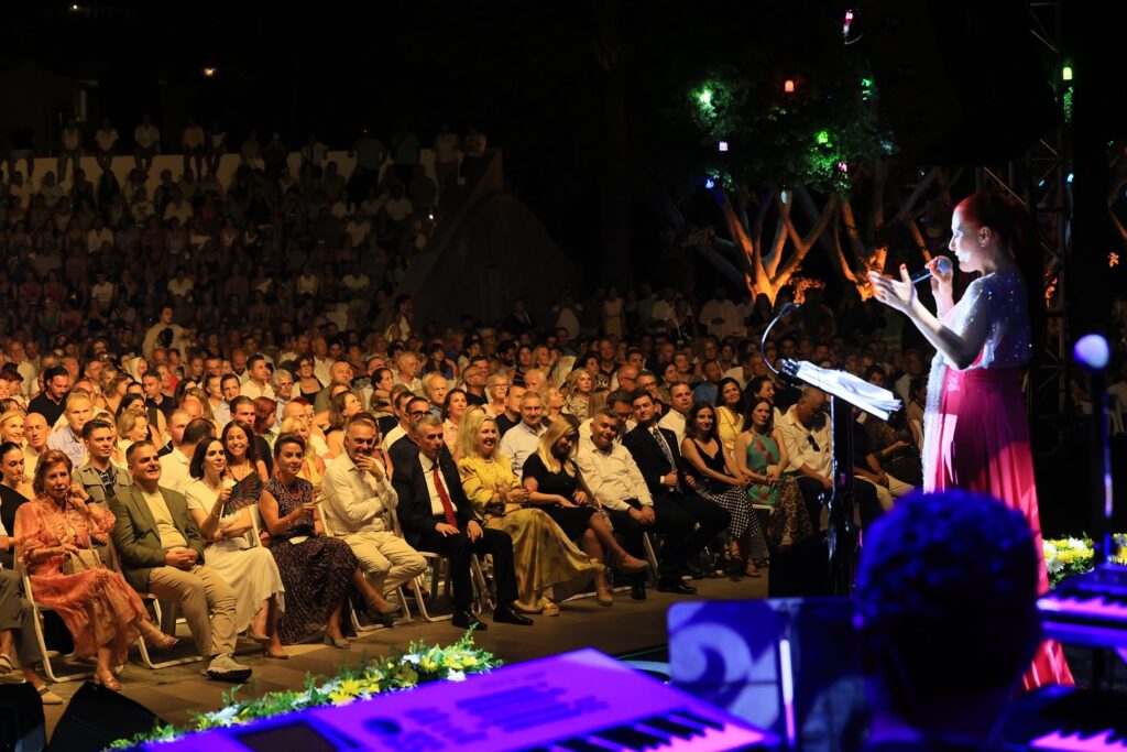 Bodrum’da Şevket Sabancı Anısına Candan Erçetin Konseri