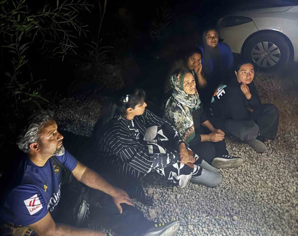 6 Düzensi̇z Göçmen Ve 2 Göçmen Kaçakçısı Yakalandı