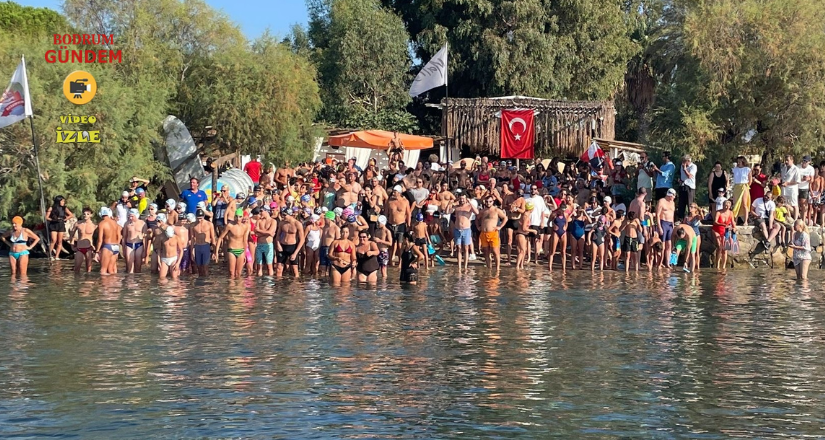 Bodrum’dan adaya yüzerek Zafer Bayramı’nı kutladılar