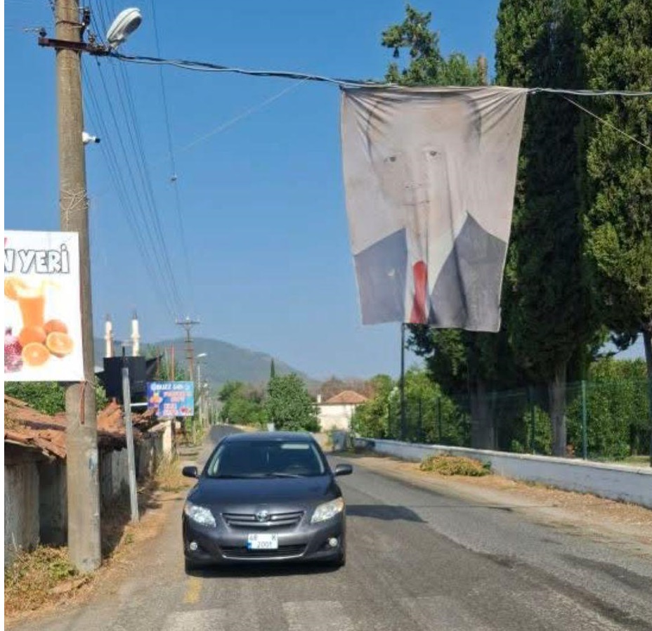 Erdoğan’ın Posterini İndiren Meclis Üyesine Suç Duyurusu