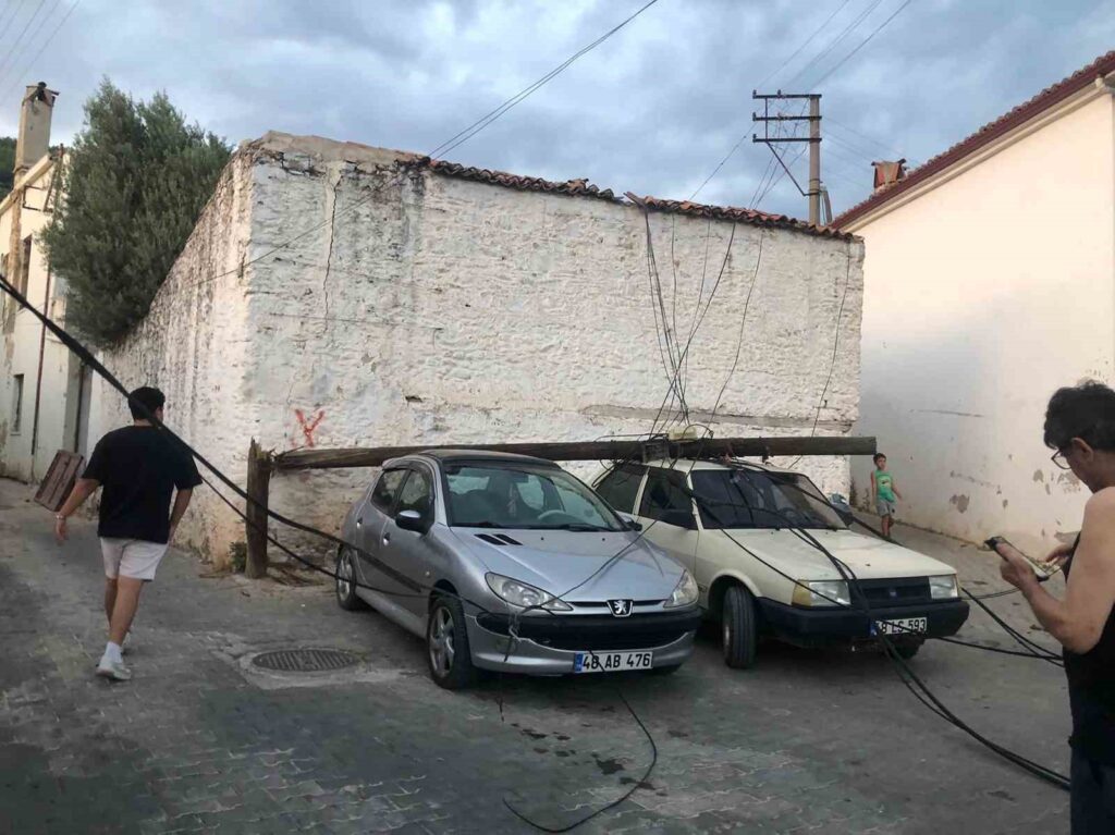 Ahşap Di̇rek Araçların Üzeri̇ne Devri̇ldi̇