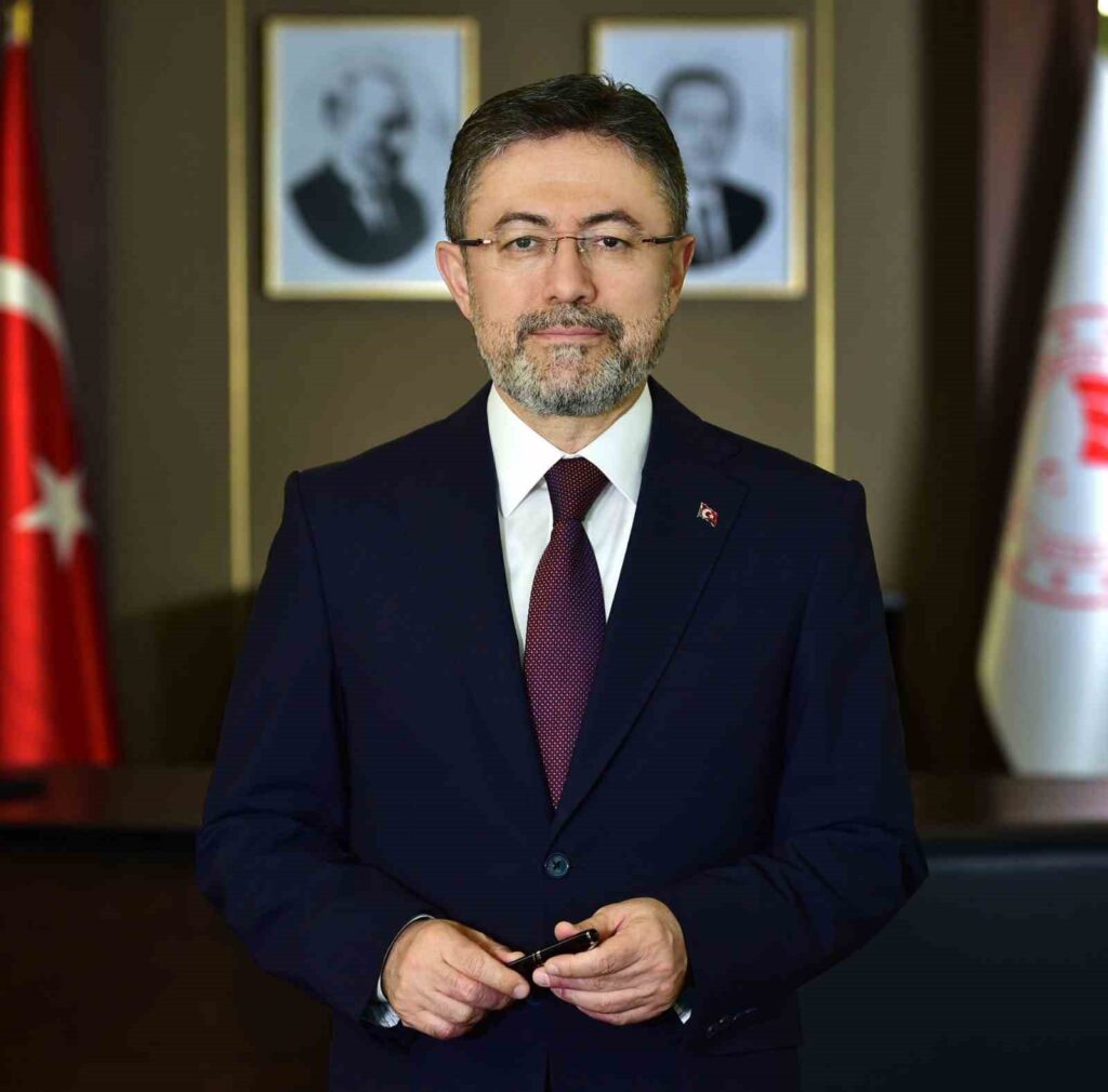 Bakan Yumaklı: “Uçağımız Havaalanına Dönerken Aci̇l İni̇ş Yapmıştır”